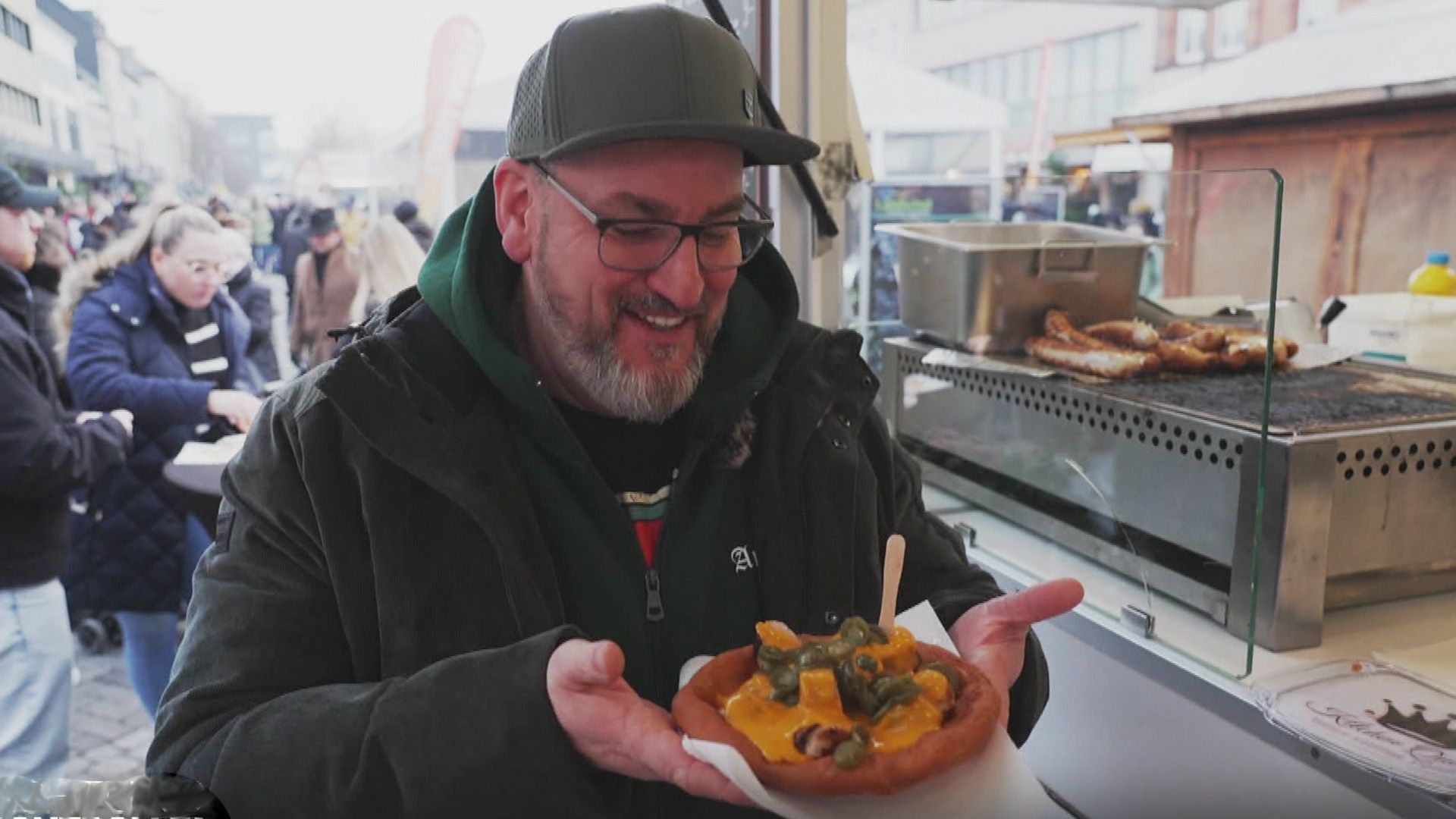 Markus Grimm probiert beim Streetfood-Festival ein Gericht